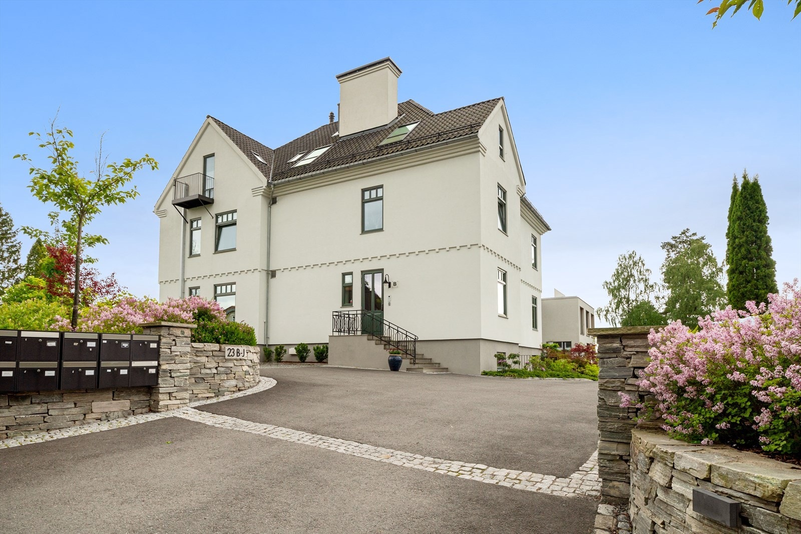 Fra innkjøringen og mot hovedinngangen Galleribilde