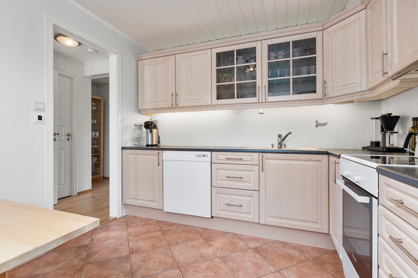 Kjøkken med hvitevarer Galleribilde