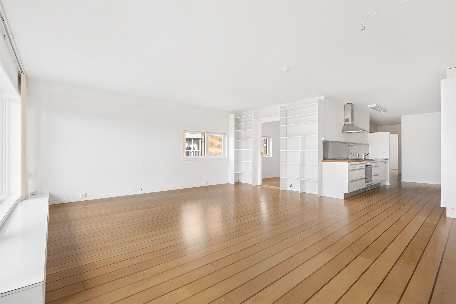 Åpen løsning mot kjøkkenet legger til rette for en hyggelig atmosføre Galleribilde