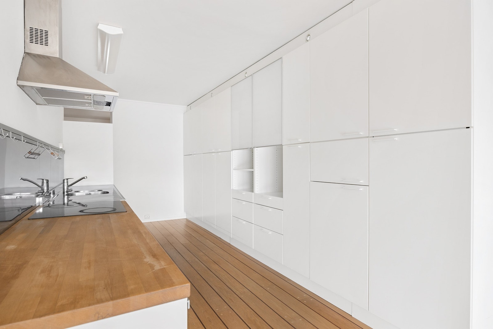 Oppbevaringsplass langs hele veggen mellom stue og gang Galleribilde