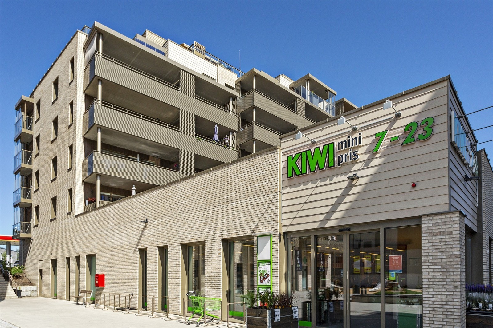 Frogner sentrum ligger også i nærheten, og her kan dagligvarebehovet dekkes hos blant annet Kiwi Frogner og Kiwi Fjellbo. Galleribilde