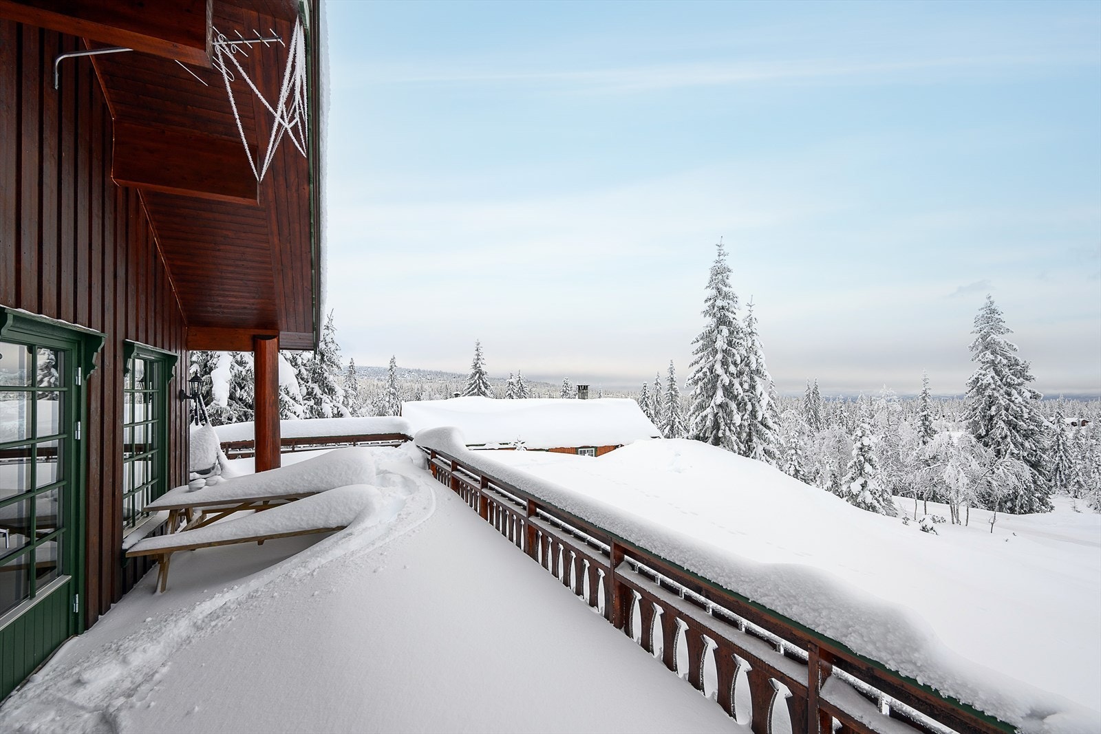 En romslig terrasse på 2 sider av hytta gir gode muligheter til å slappe av i solveggen. Skjermet for direkte innsyn. Galleribilde