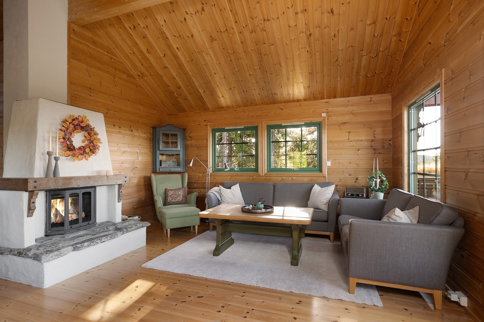 Gjennomført og helhetlig stil, for det meste fra byggeår. Det er stort sett tregulv og panelte vegger og tak i hytta. Galleribilde