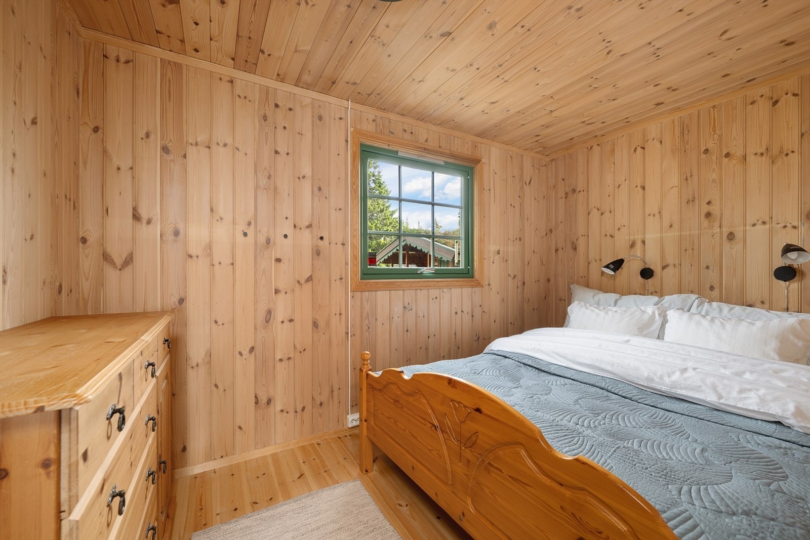 Hovedsoverommet er innredet med dobbeltseng og har plass til kommode for oppbevaring. Panelte vegger og tak. Tregulv. Galleribilde