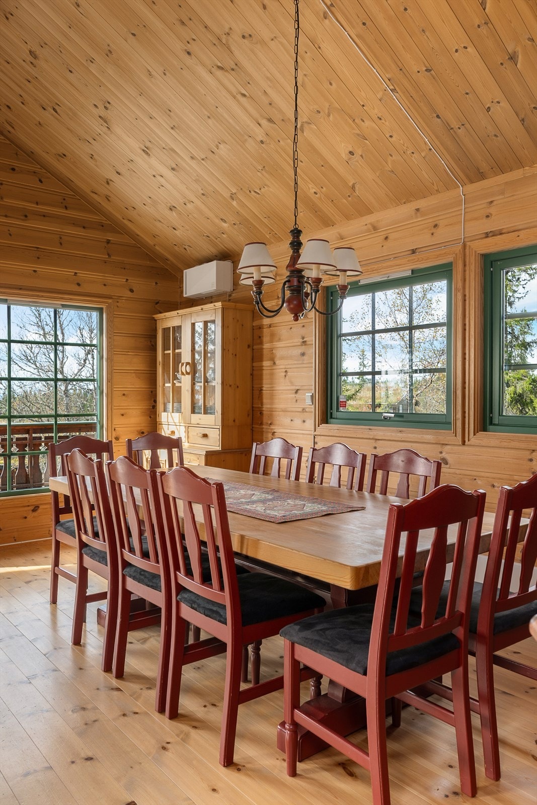 Langbordet er et hyggelig og naturlig samlingspunkt i hytta. Galleribilde