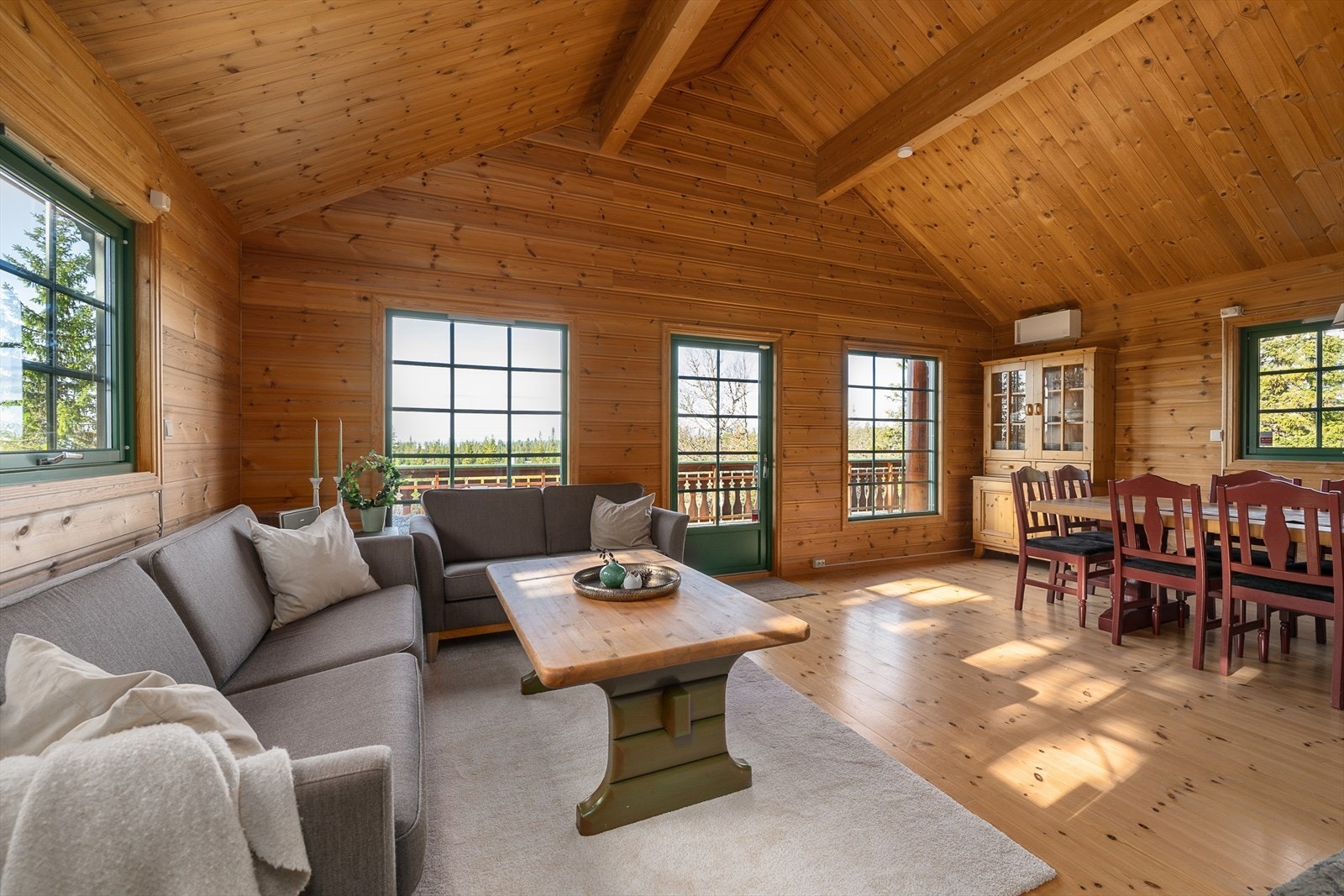 De store vindusflatene gir fint lys inn i rommet. Galleribilde