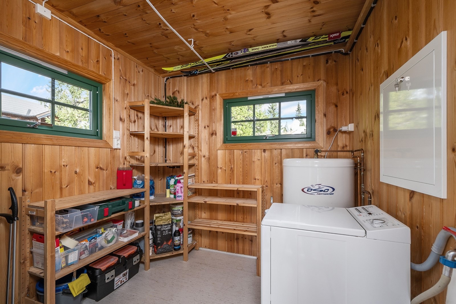 Teknisk rom/bod har opplegg for vaskemaskin samt varmtvannsbereder. God plass til oppbevaring av diverse utstyr. Galleribilde