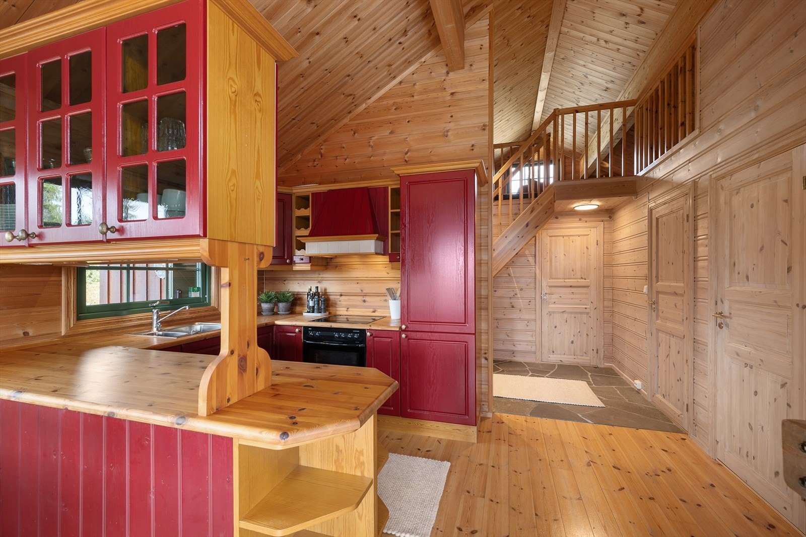 Fra kjøkkenet er det åpent ut mot gangen der det er adkomst til soverommene og trapp opp til hemsen. Galleribilde