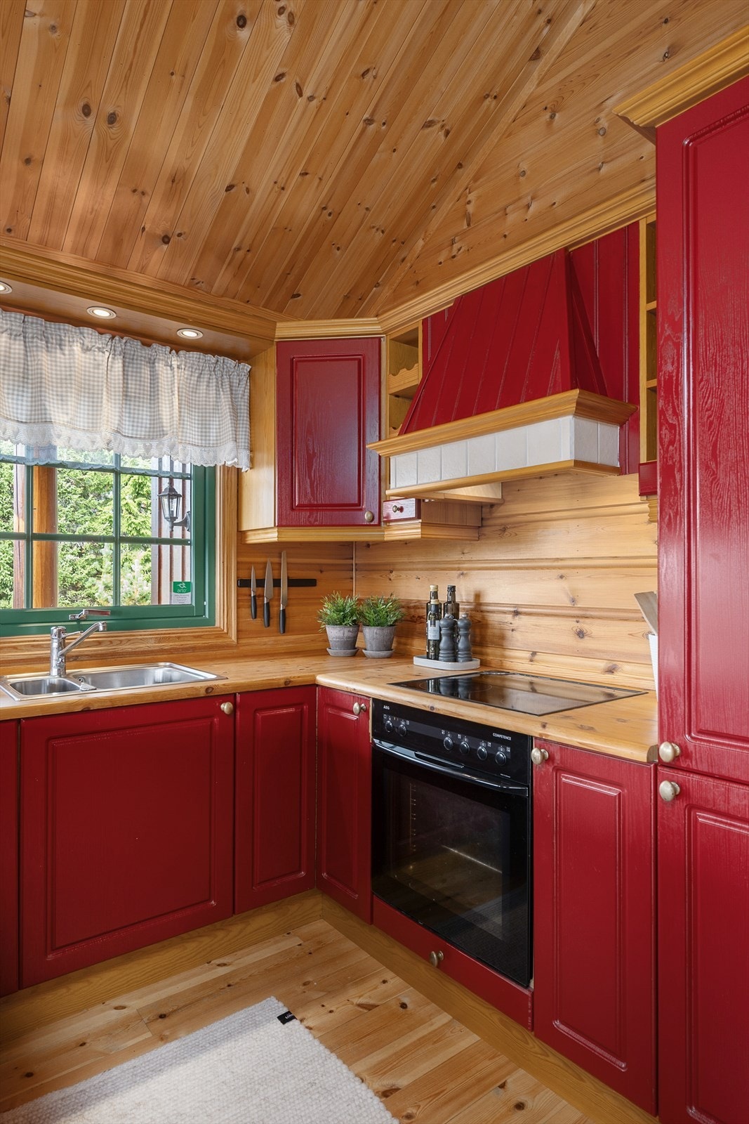 Avtrekk over komfyr. Oppvaskkum under vinduet. Galleribilde