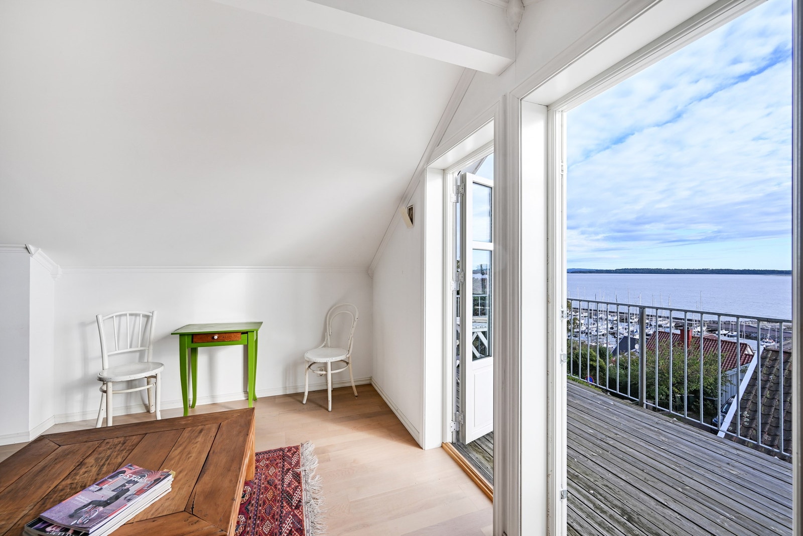 Stue og balkong med flott utsikt! Galleribilde