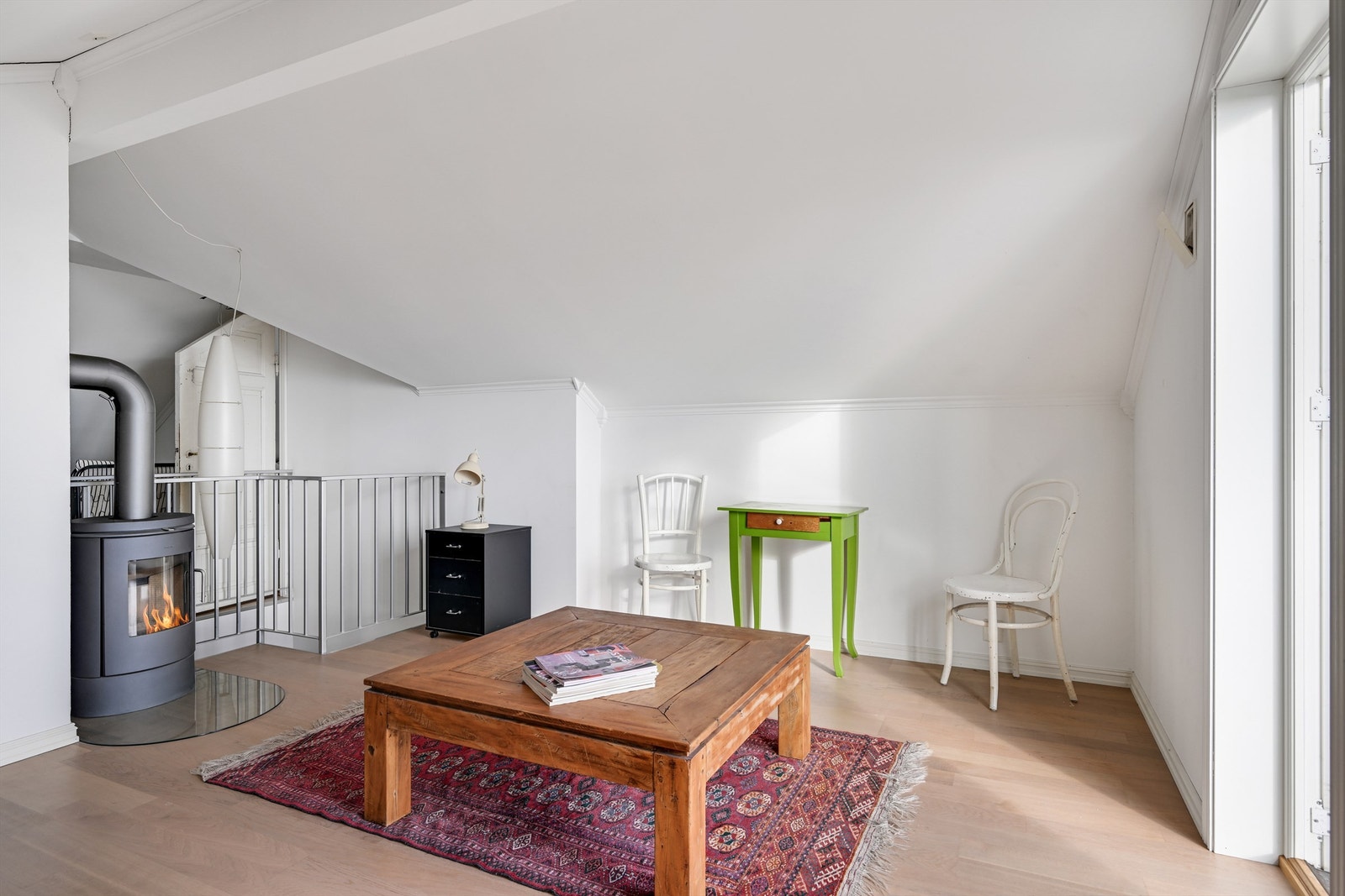 Stue i 2. etasje har også peisovn. Galleribilde