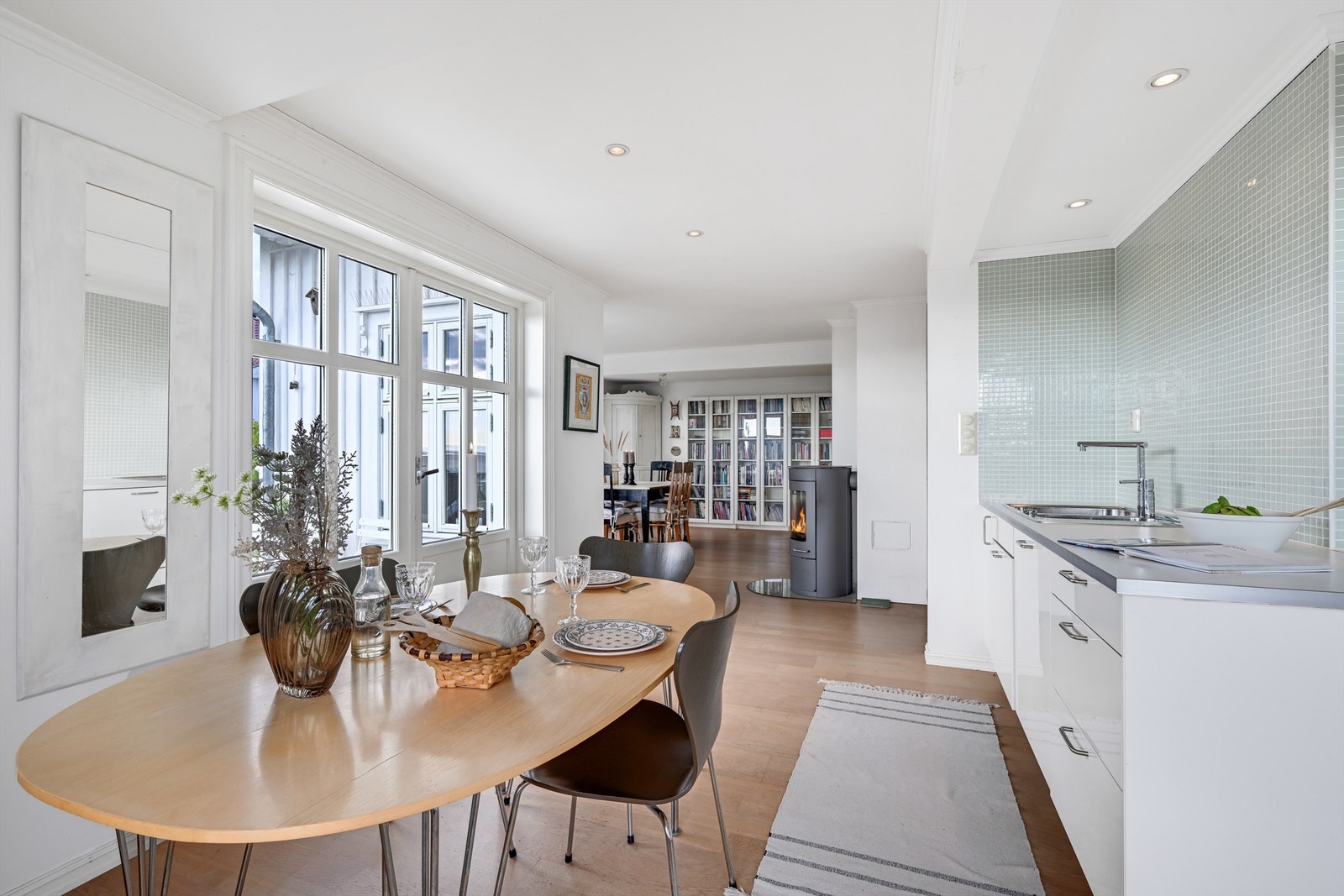 Kjøkken med delvis åpen løsning til stue Galleribilde