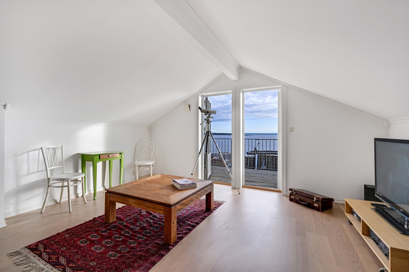 Loftsstuen har 2 dører til balkong. Galleribilde