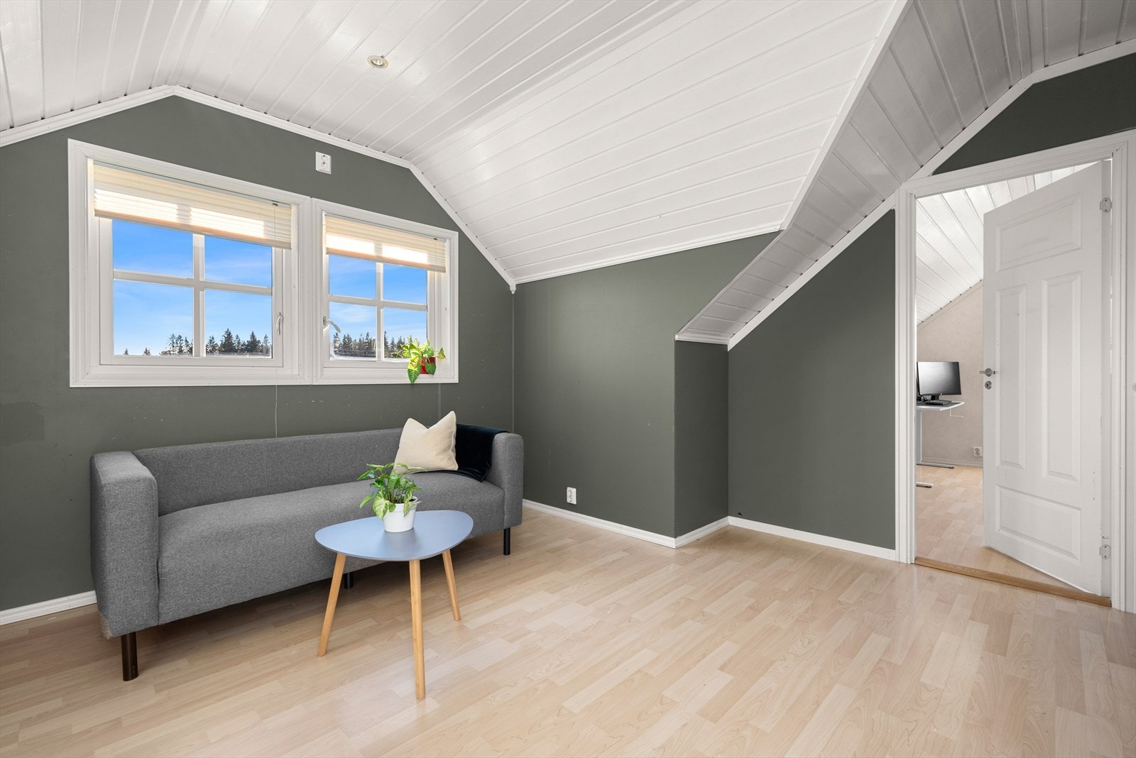 Også i loftetasjen sørger flere vindusflater for rikelig med naturlig lys og en luftig romfølelse. Galleribilde