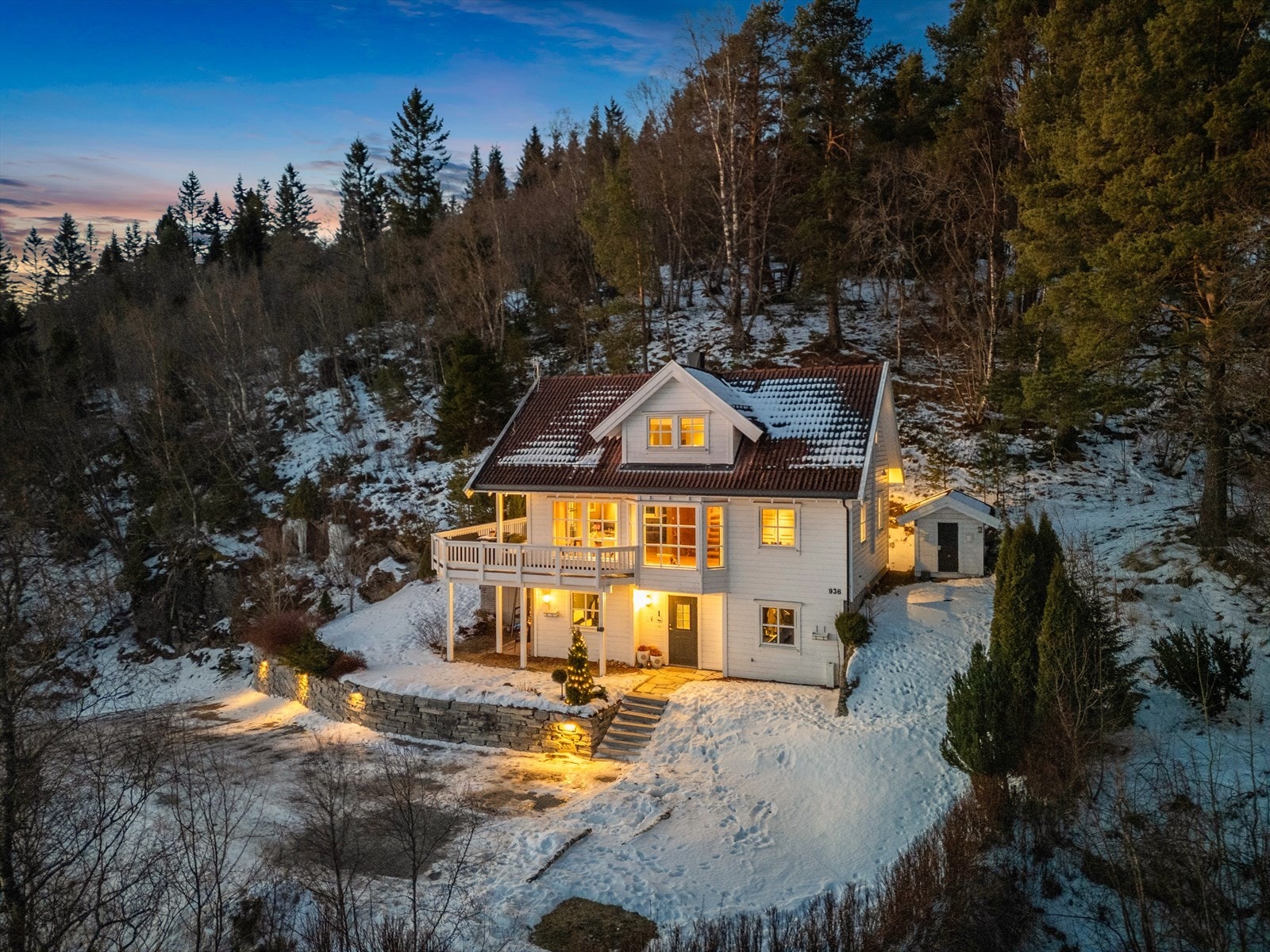 Velkommen til Hangerslettvegen 936 - en innholdsrik og romslig familiebolig med tilbaketrukket og rolig beliggenhet på Spongdal. Galleribilde