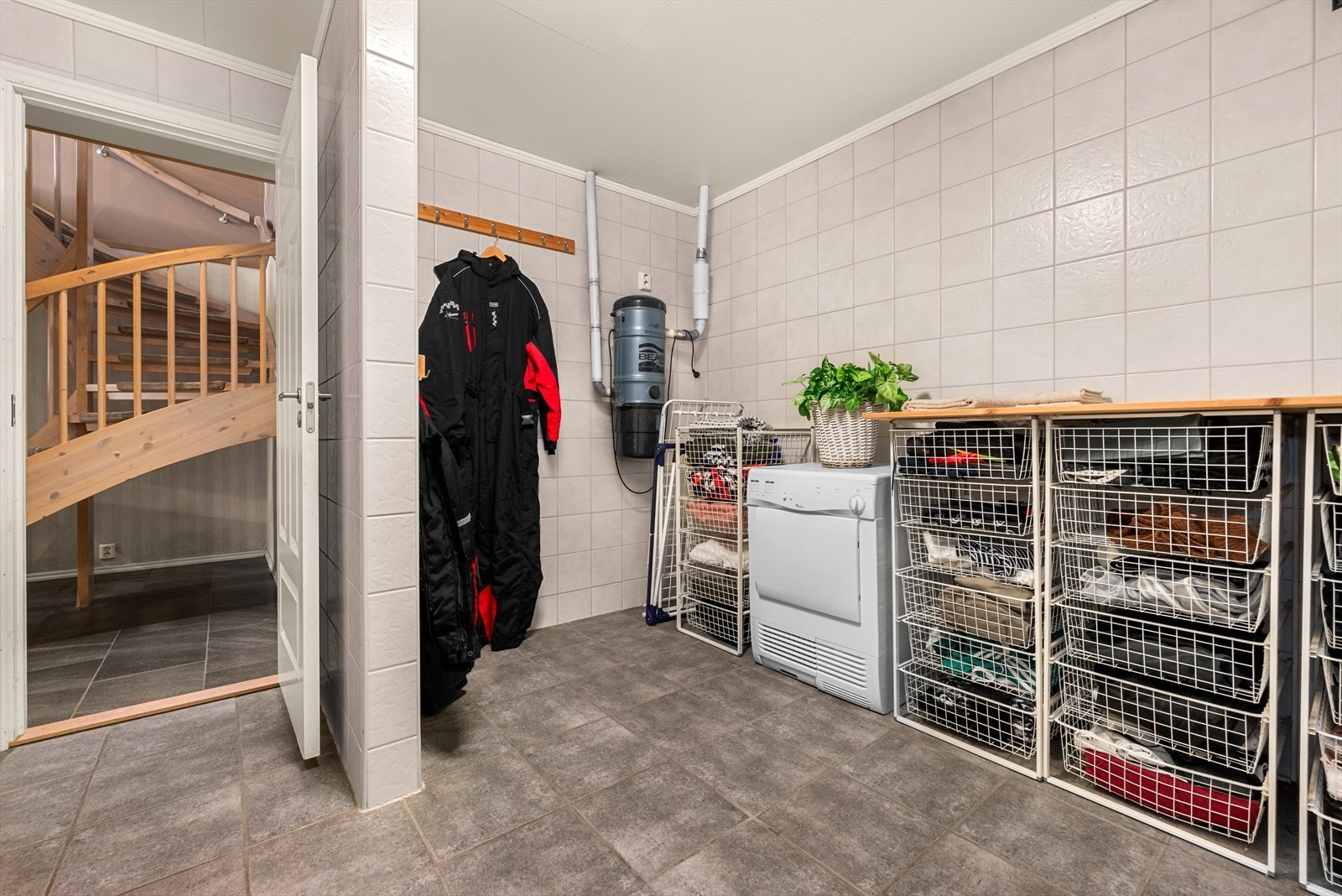 Rommet er utstyrt med opplegg for vaskemaskin, utslagsvask, varmtvannsbereder, rørfordeling, hovedstoppeventil, vannmåler og mekanisk avtrekk. Det er også elektrisk gulvvarme for ekstra komfort. Galleribilde