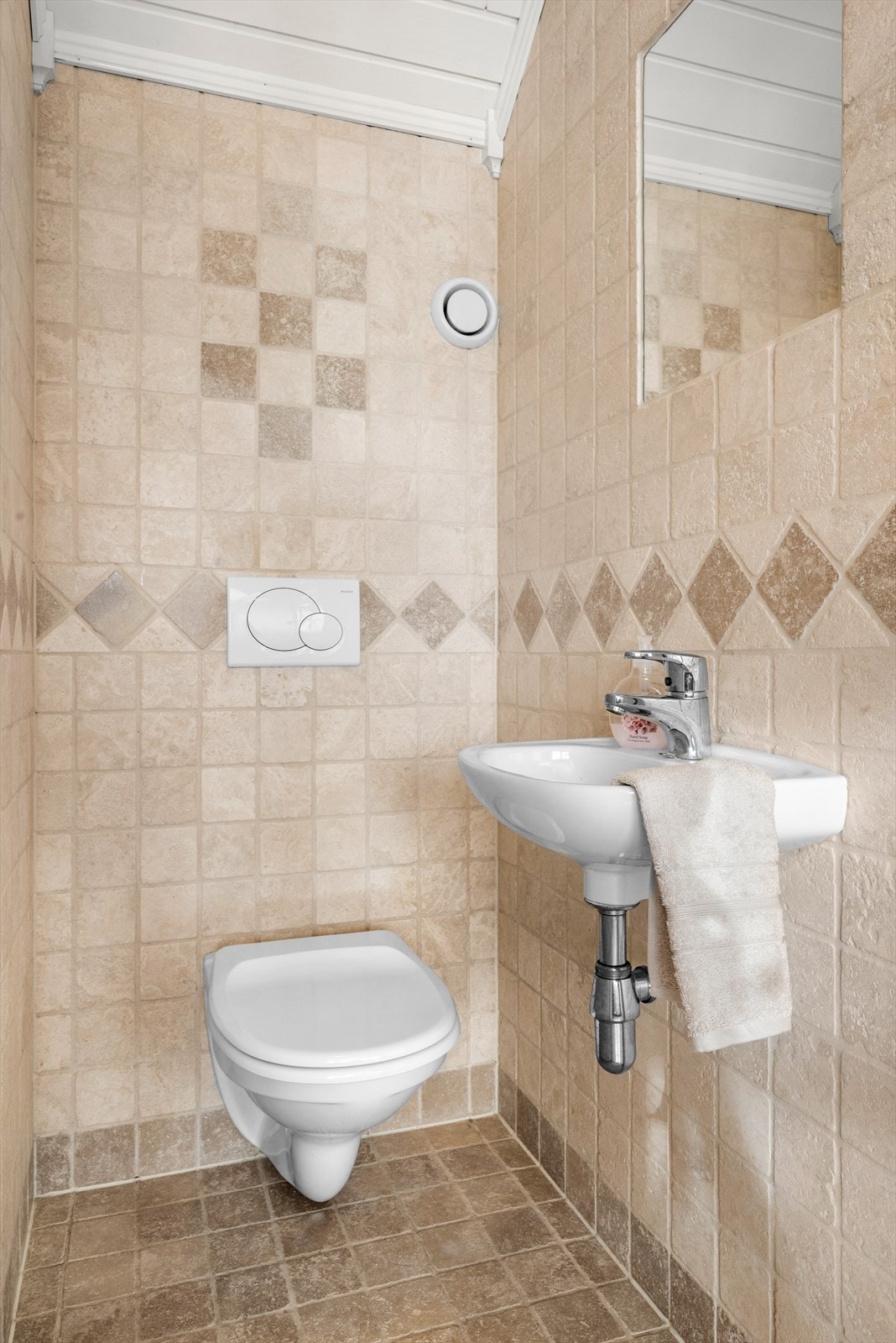 Loftetasjen har eget toalett, praktisk for både familieliv og gjester. Galleribilde