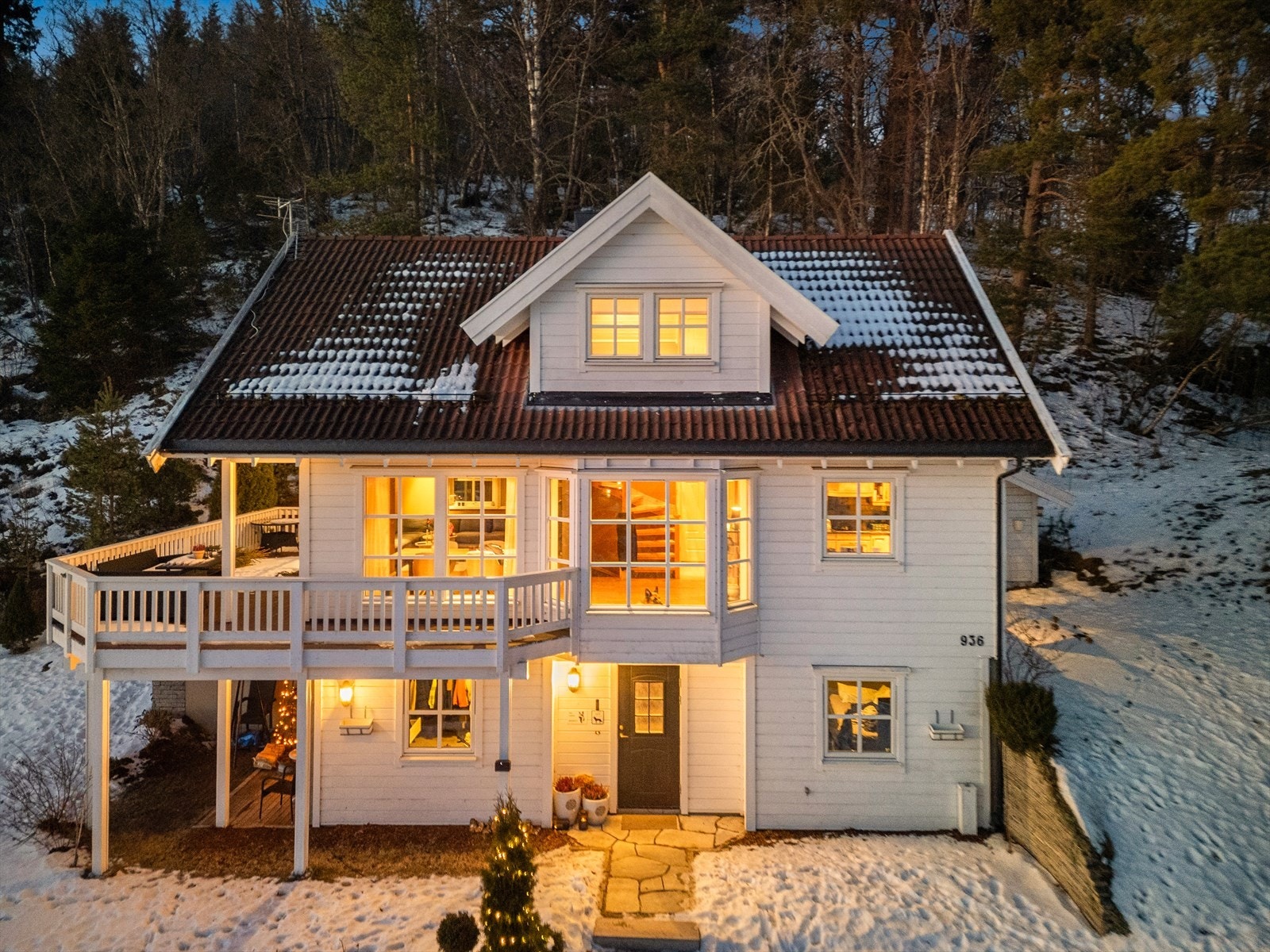 Boligen ble bygd i 2004, er på 187 m² fordelt på 3 plan, her har du blant annet 2 stuer, 5 soverom, 2 bad og et eget vaskerom. Galleribilde