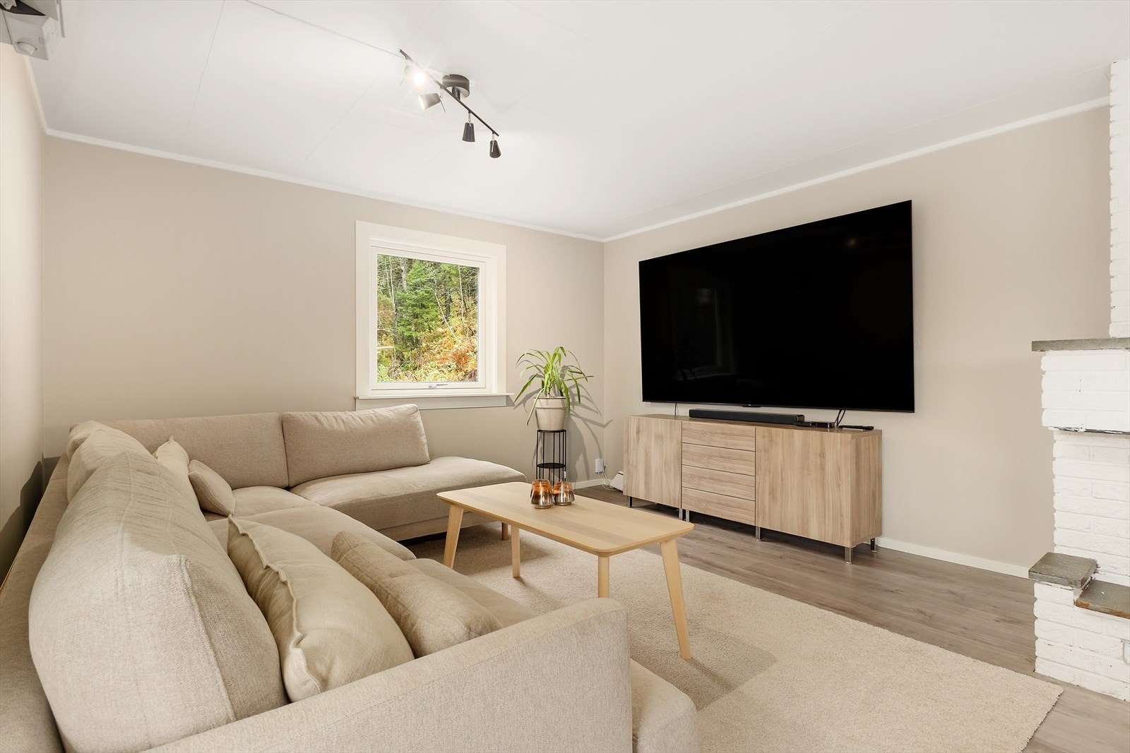 Boligen strekker seg over to plan og innehar godt med areal. Her ser man først stue. Galleribilde