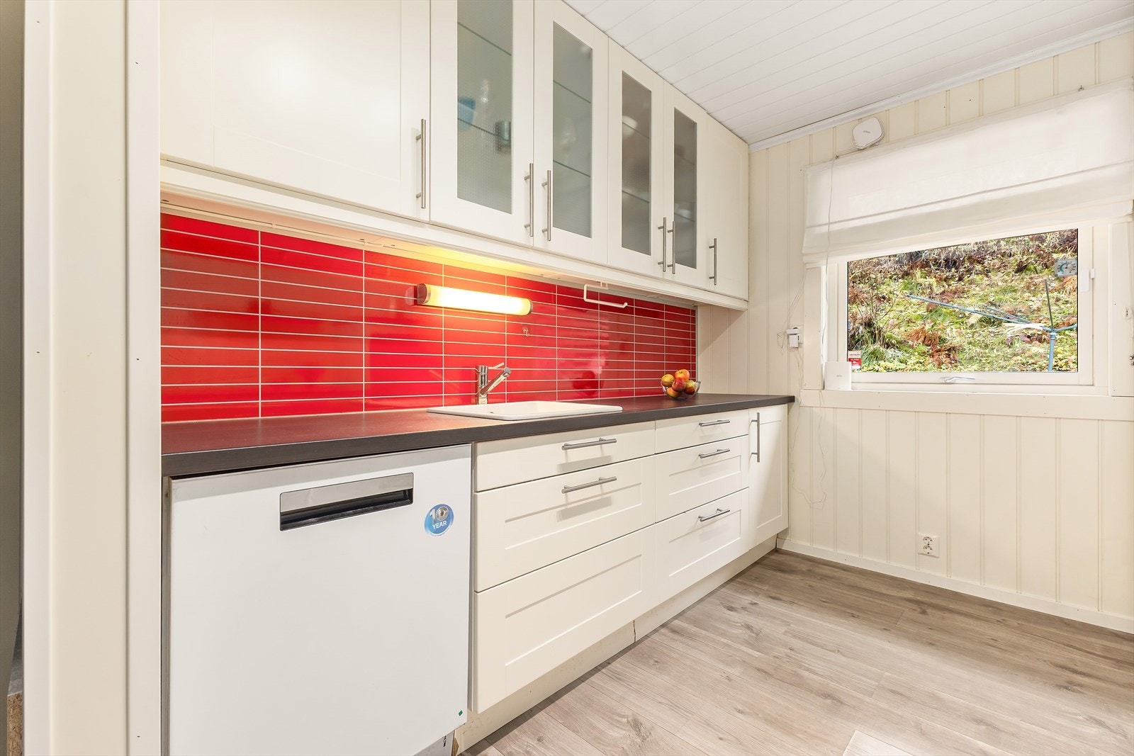 Hvitevarer som oppvaskmaskin, koketopp og stekeovn medfølger handelen. Galleribilde