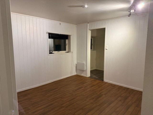 Areal i underetasjen som har vært innredet med sofa og stuemøblement. Rommet er nylig malt. Galleribilde