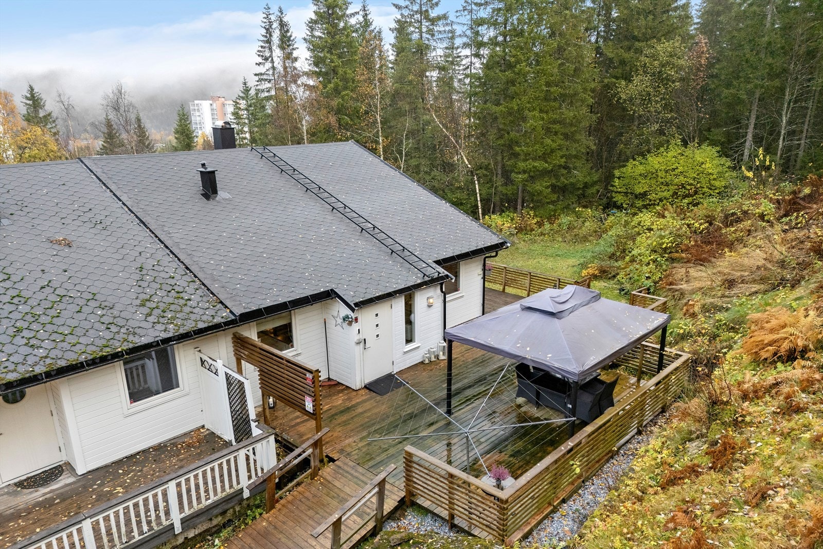 Boligen ligger innerst i en rolig og barnevennlig gate uten gjennomkjøringstrafikk, og byr på et trygt og trivelig bomiljø. Galleribilde