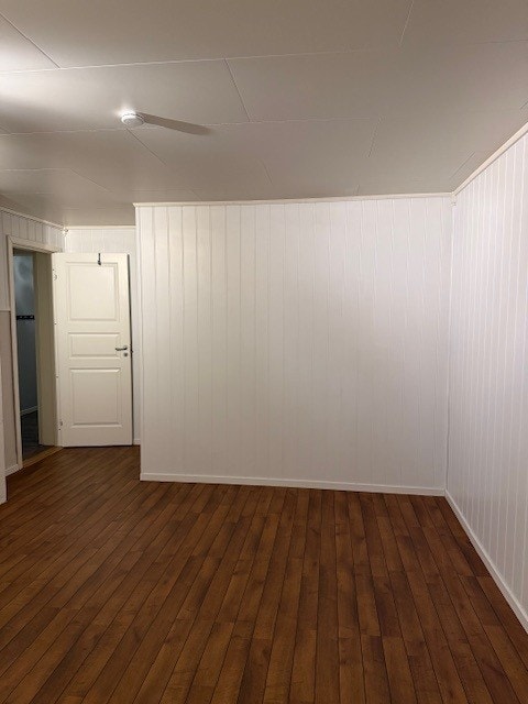 Areal i underetasjen som har vært innredet med sofa og stuemøblement. Rommet er nylig malt. Galleribilde