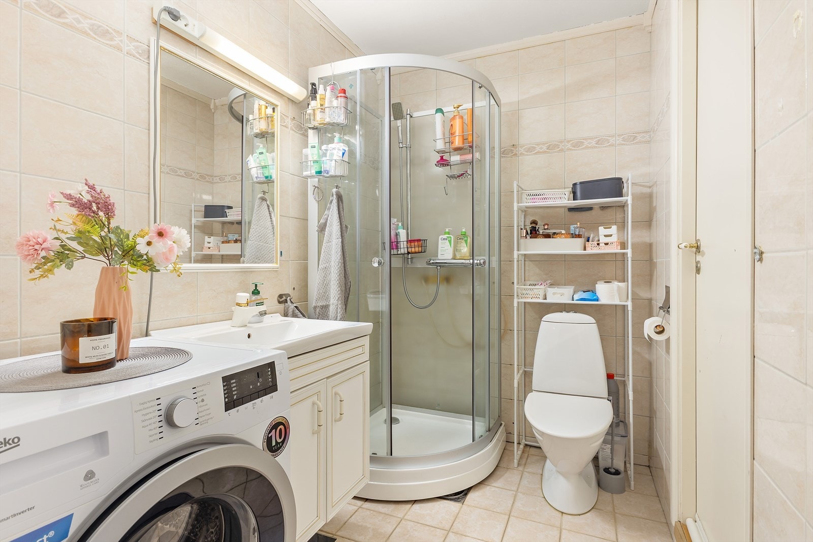 Badet er av god størrelse og benyttes også som vaskerom. Galleribilde