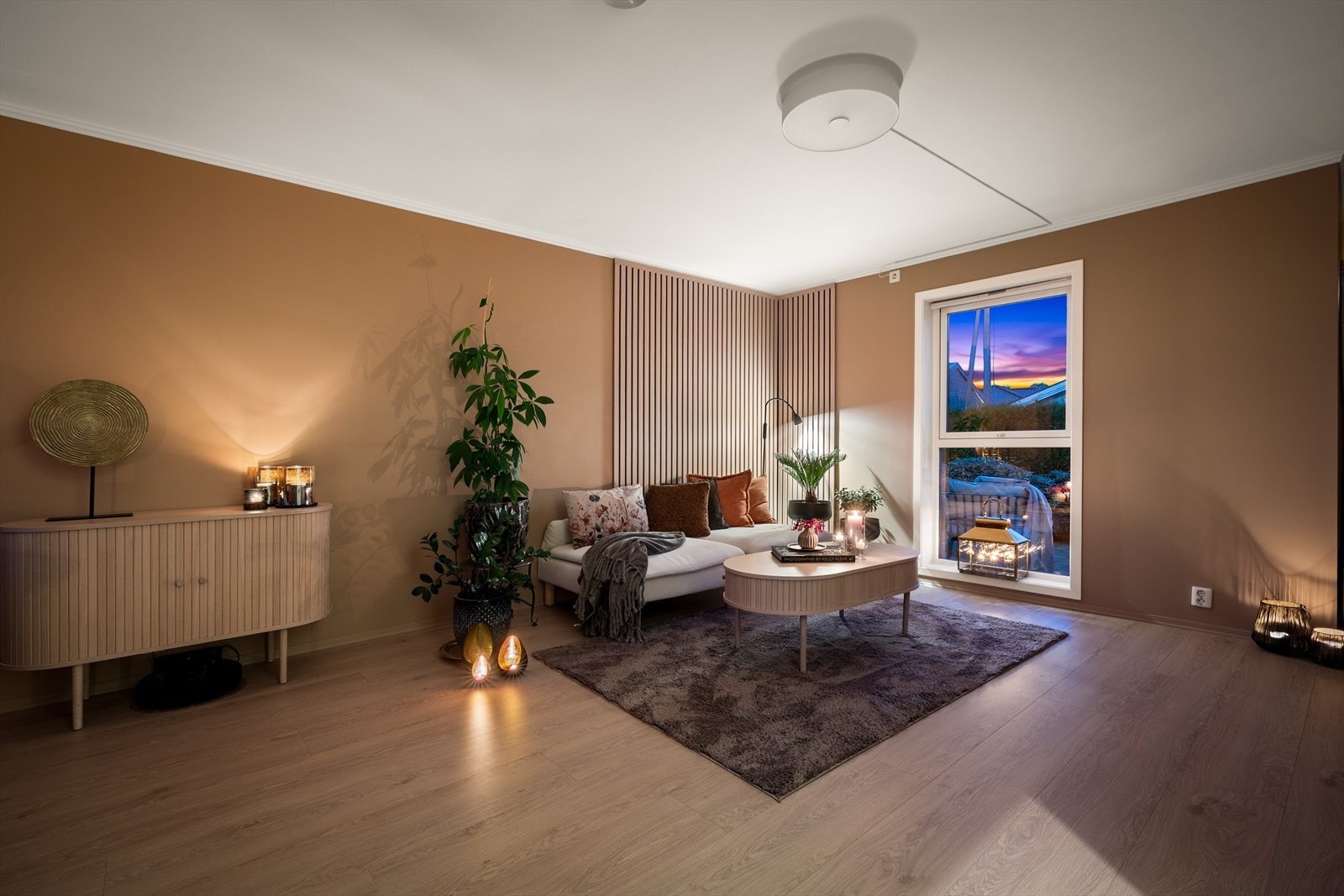 Stuens gode utforming og de tidløse fargevalgene på vegger legger et godt grunnlag for å innrede rommet etter eget ønske. Galleribilde