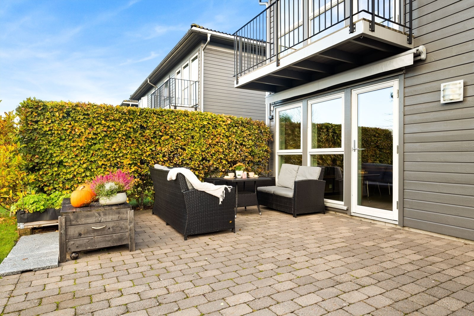 Sørvendt uteplass på ca. 30 m², belagt med belegningsstein. Galleribilde