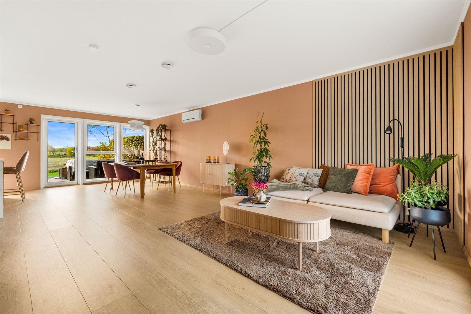 Boligen har en meget romslig og flott dagligstue med lekre fargetoner. Galleribilde