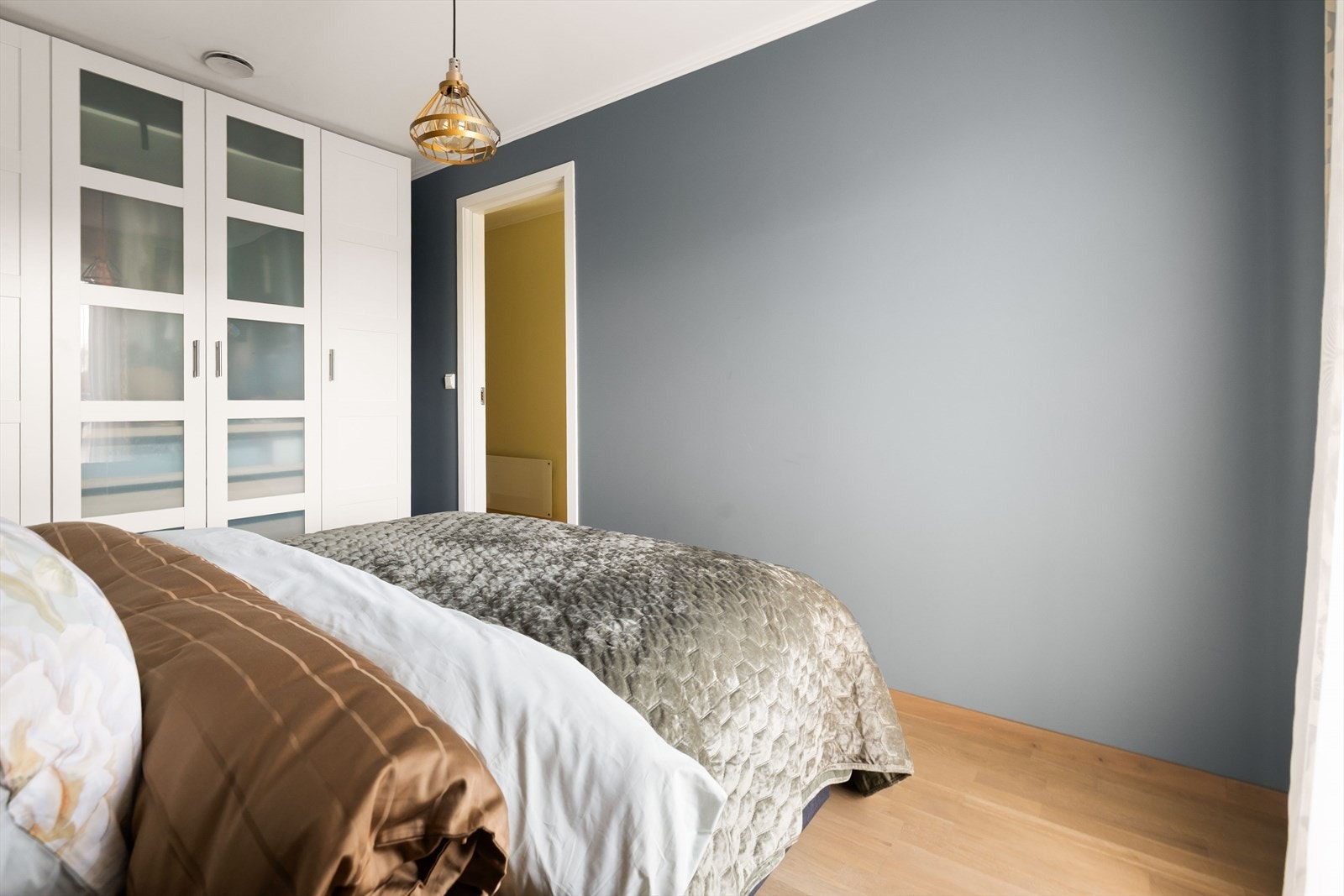 Soverommet er malt i en lun- og behagelig veggtone. Galleribilde