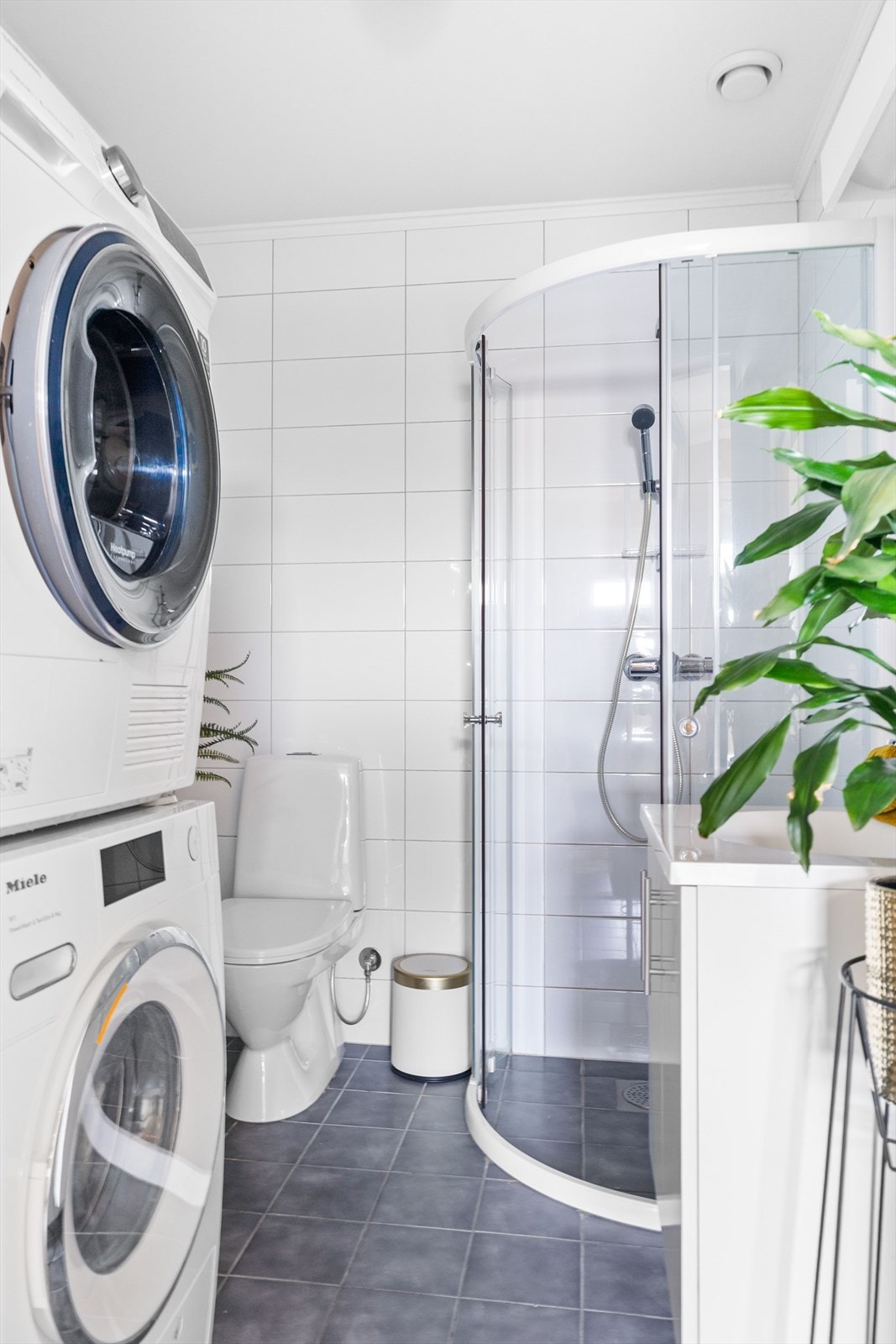 Baderom i første etasje med varmekabler i gulvet. Galleribilde