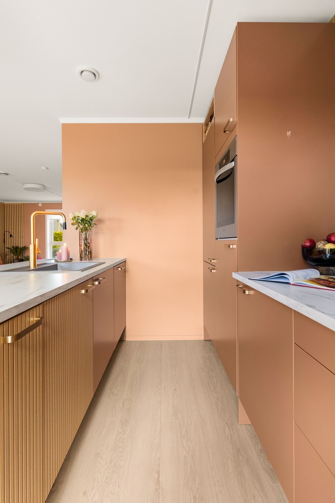 Kjøkkenet har rikelig med skap- og skuffeplass. Galleribilde