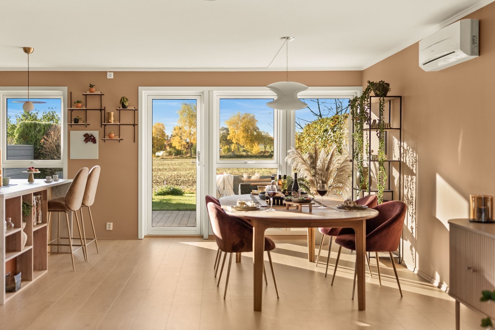 Spisestuen fungerer som et naturlig bindeledd mellom stuen og kjøkkenet. Galleribilde