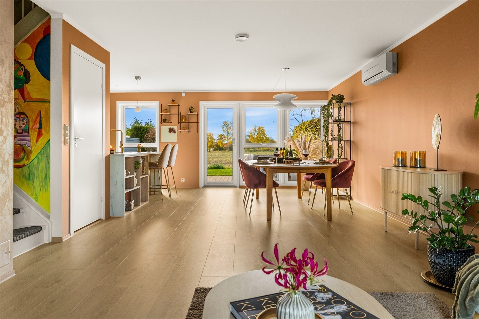 På stuen er det montert inn en varmepumpe. Varmepumpe gir økt komfort og lavere strømkostnader. Varmer vinterstid, kjøler sommerstid. Galleribilde