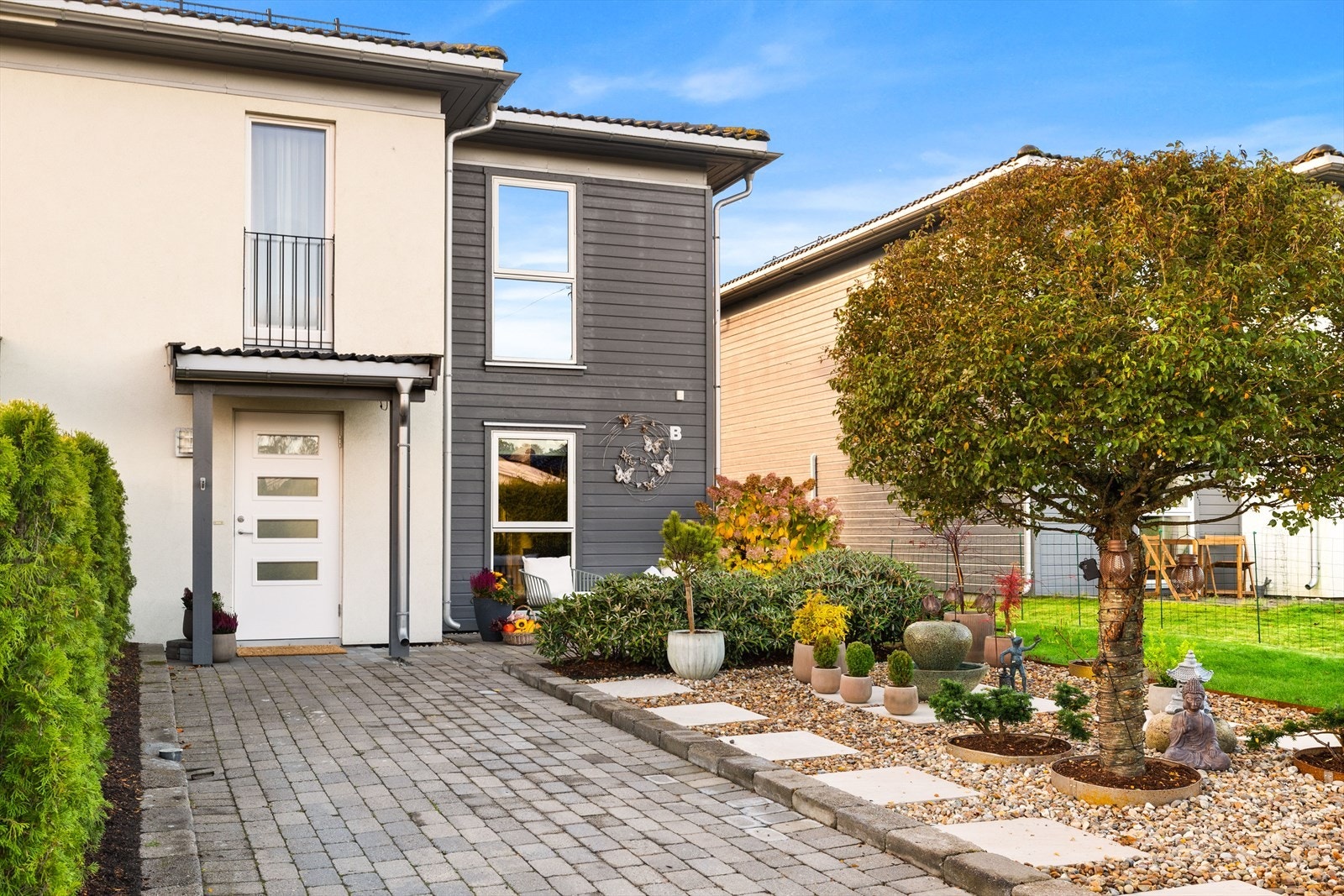 Pent opparbeidet hage ved inngangsparti. Galleribilde