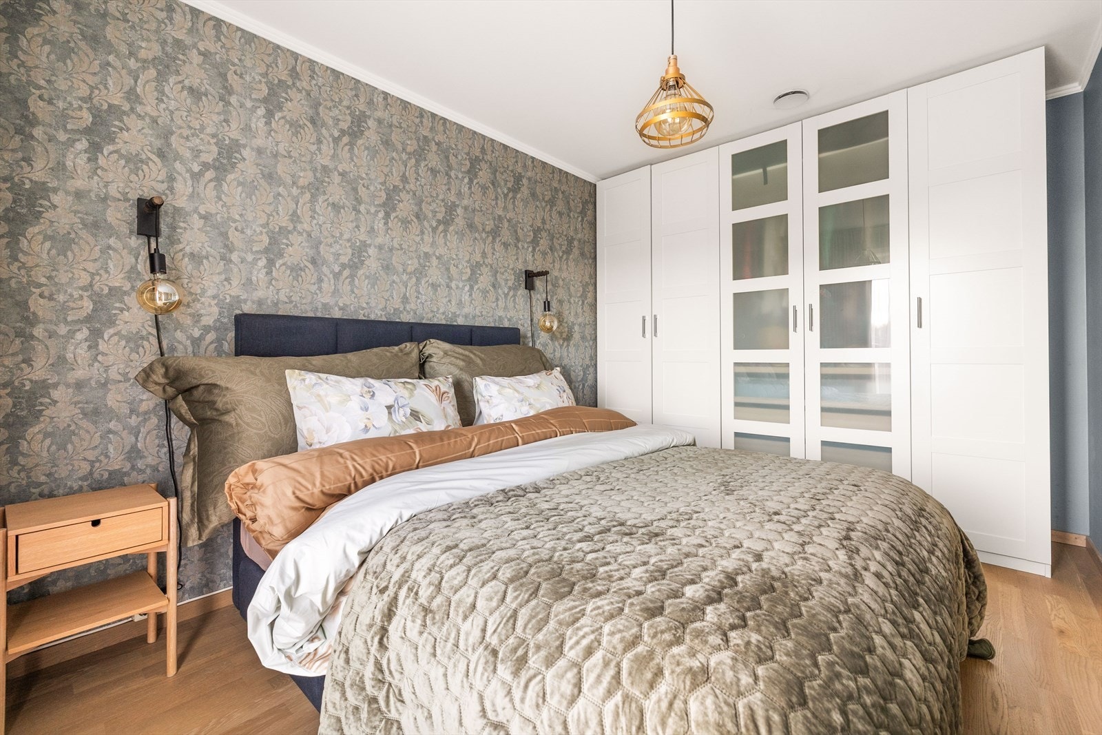 Hovedsoverommet har god plass til dobbeltseng med tilhørende nattbord samt rikelig med garderobeskap. Galleribilde