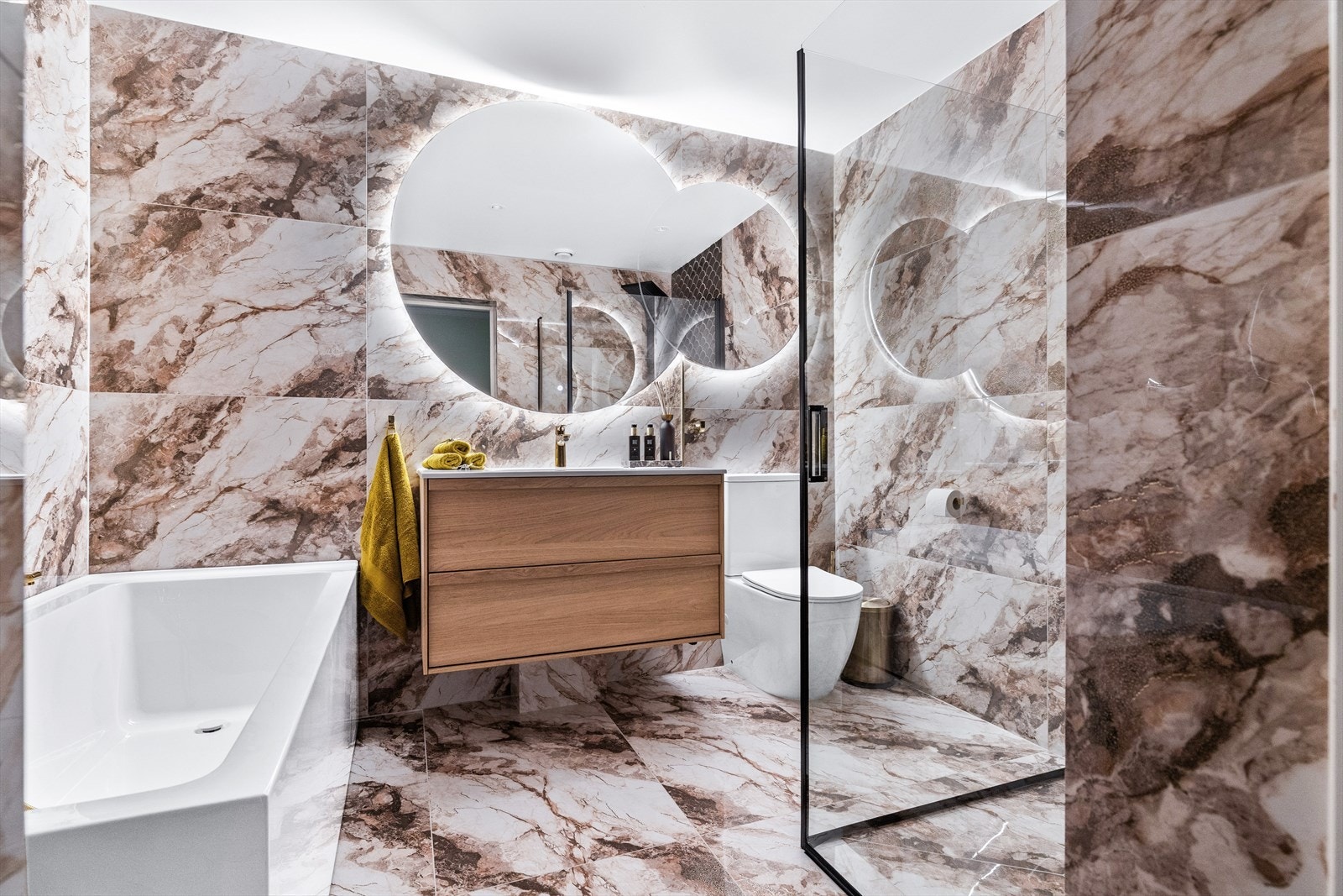 Boligen har to baderom. Dette badet er fra 2025 og ligger i 2. etg. Galleribilde