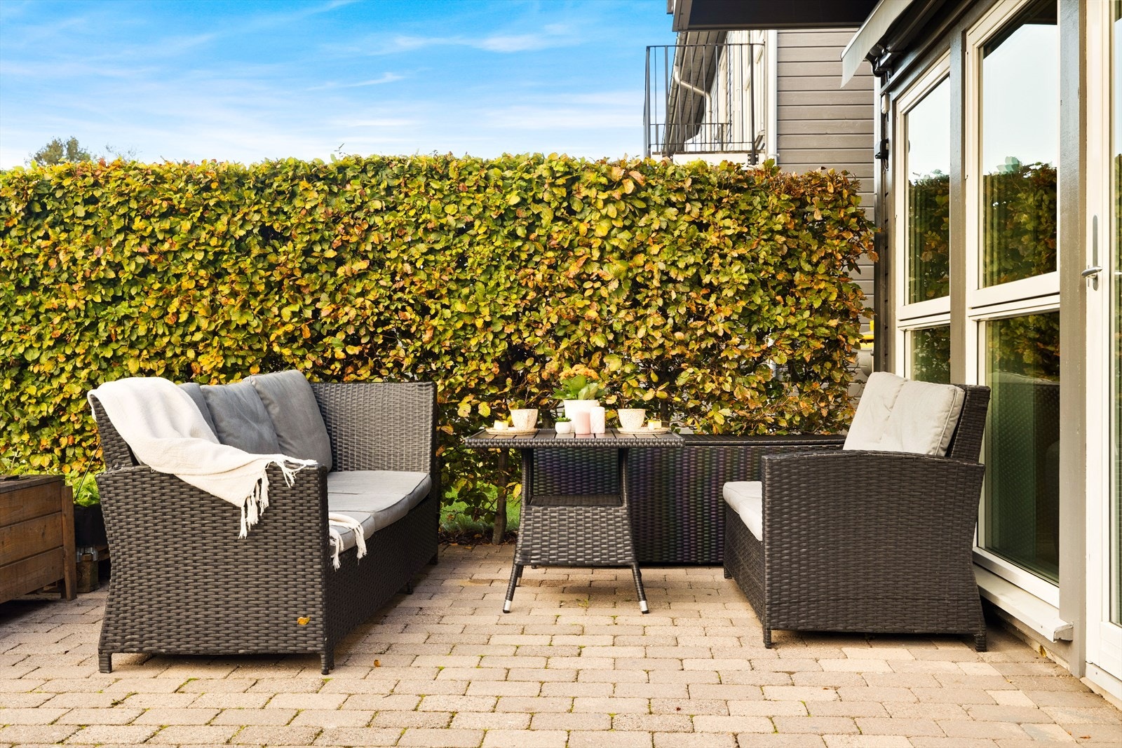 Størrelsen på terrassen gjør at det er enkelt å møblere med blant annet sofakrok, spisebord og grill. Galleribilde