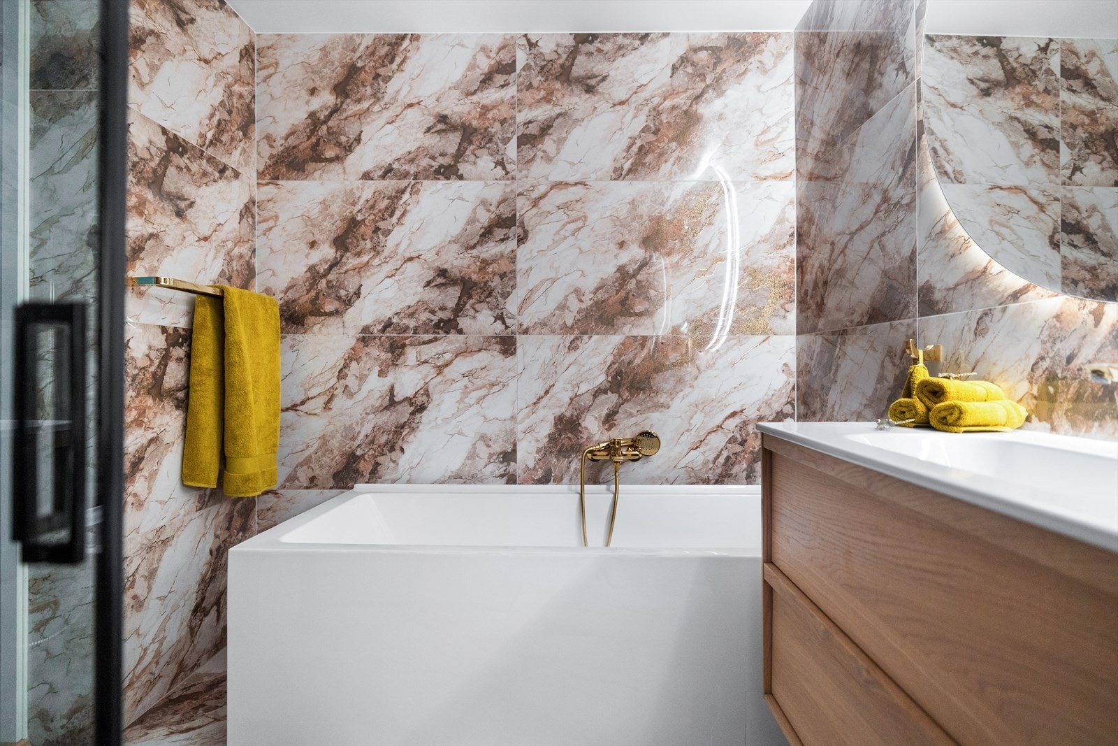 Badet har dusjkabinett, frittstående badekar med tilhørende dusjarmatur og gulvstående toalett. Galleribilde