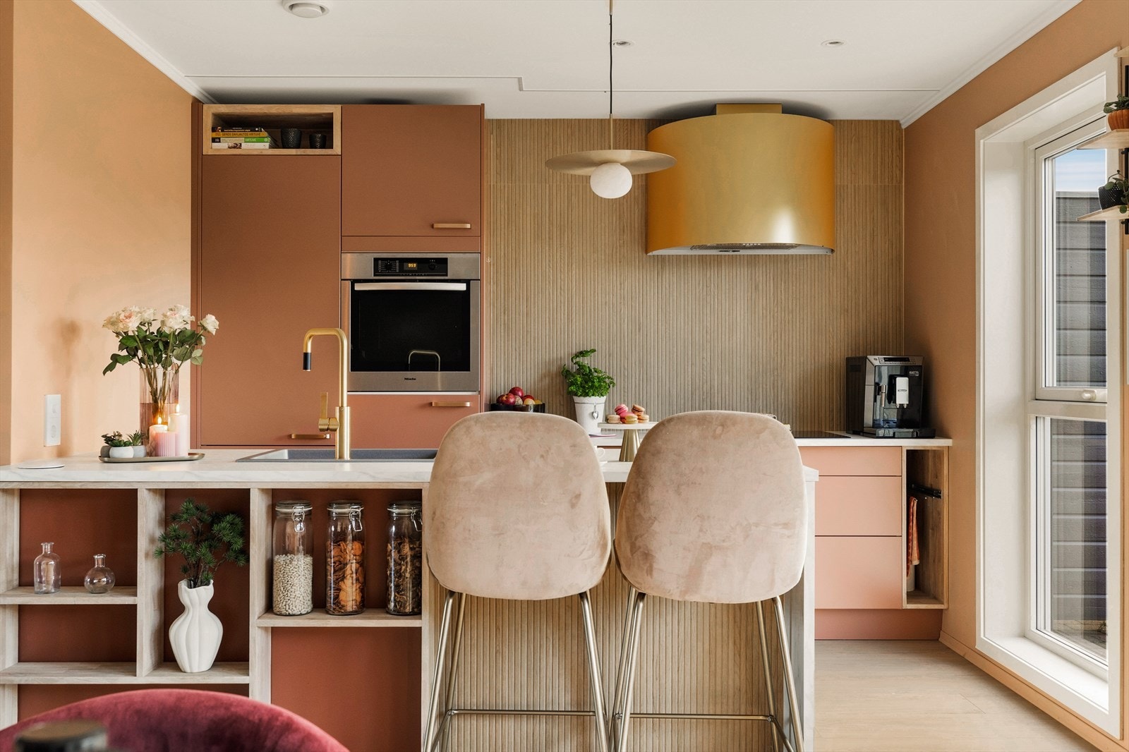 Kjøkkenet ble oppgradert i 2024 og fremstår moderne og stilrent, med integrerte løsninger og effektiv utnyttelse av arealet. Galleribilde