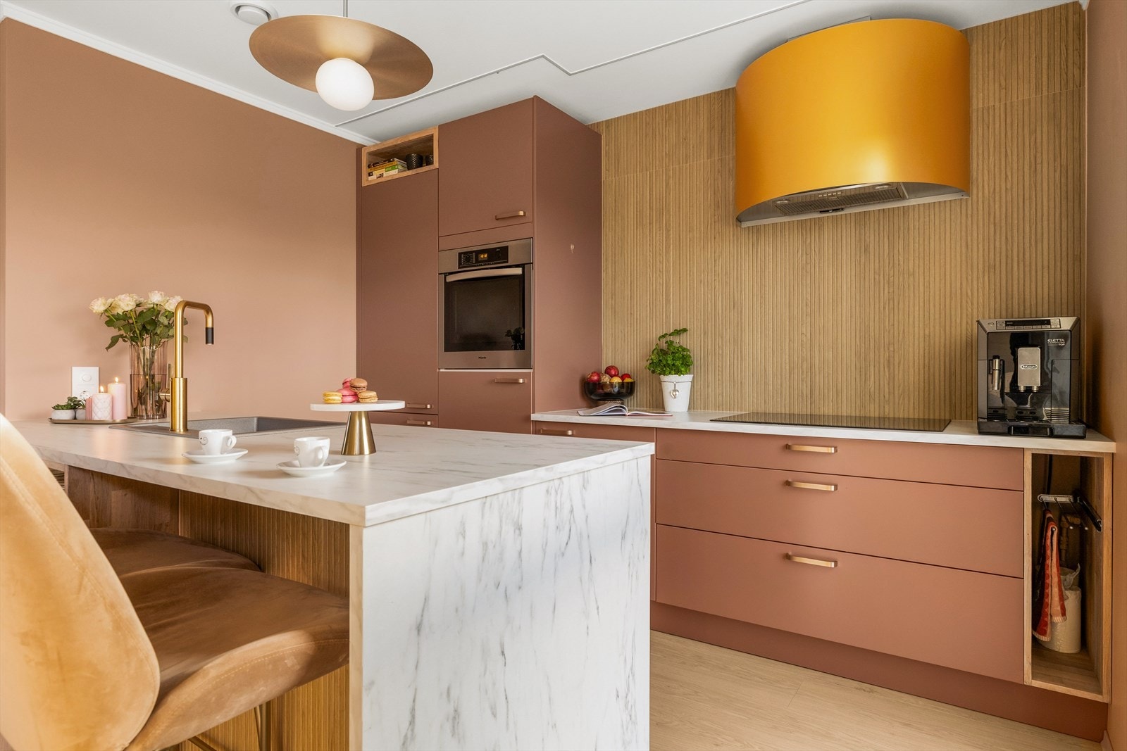 Kjøkkenet er utstyrt med integrert oppvaskmaskin, kjøl-/fryseskap, induksjonstopp og innebygget stekeovn. Galleribilde