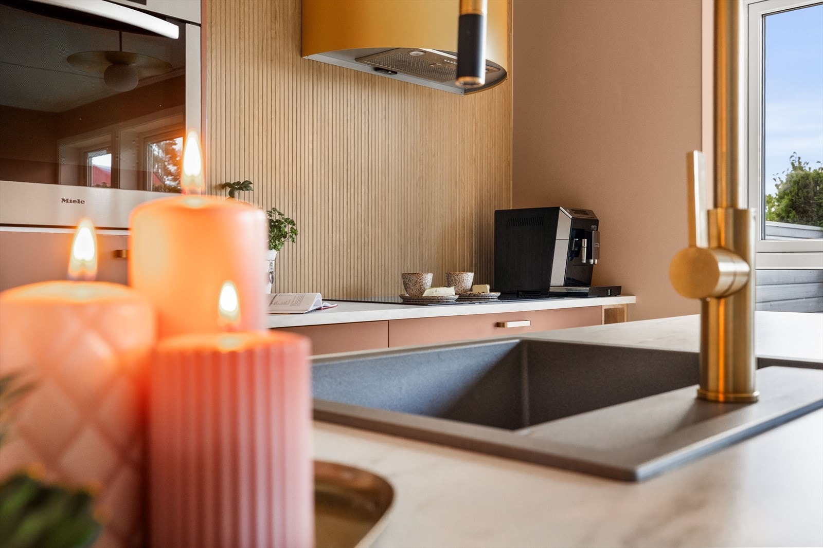 Det er montert innfelt LED-lyslist i himlingen som gir både funksjonell og dekorativ belysning. Galleribilde