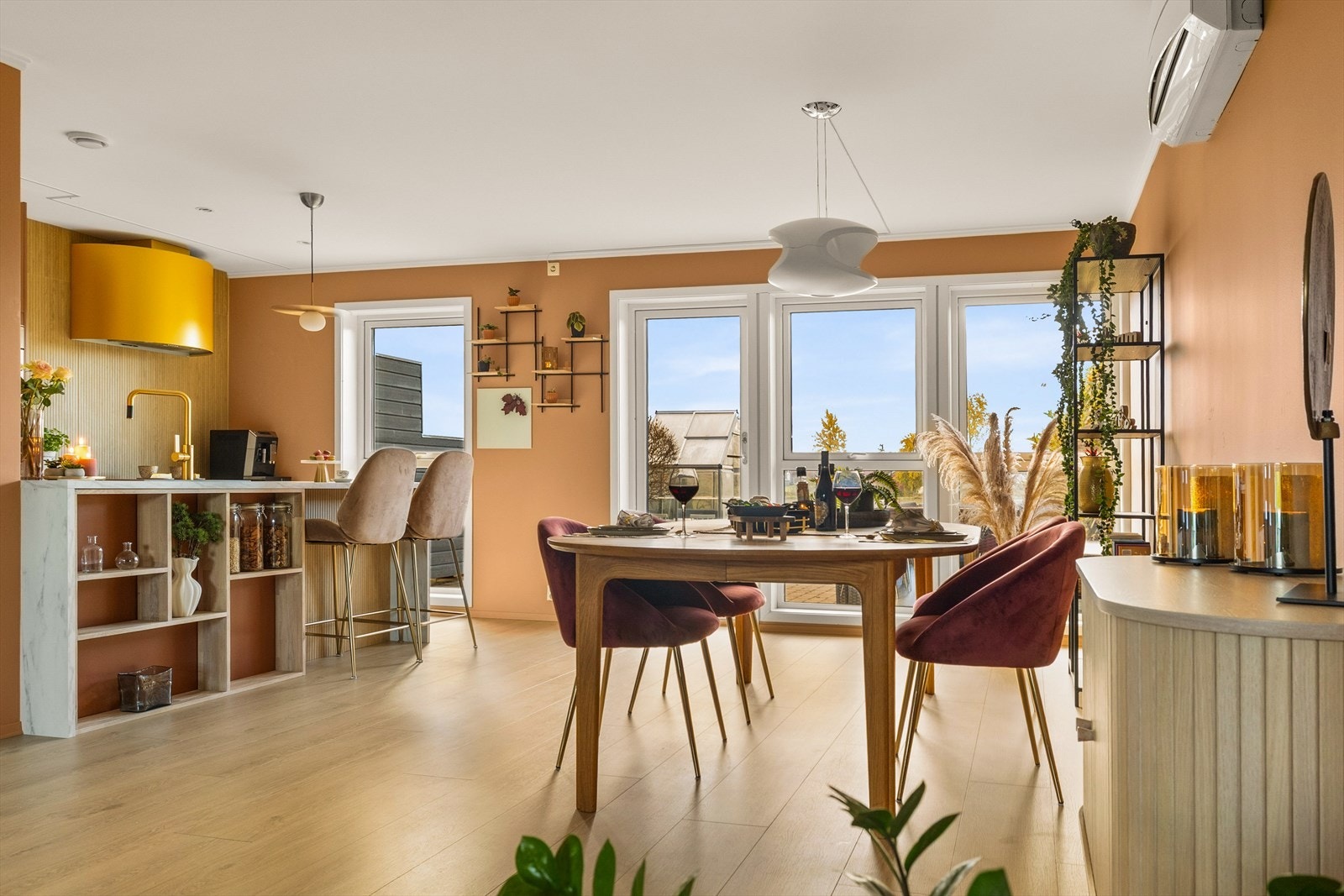 Ved spisestuedel og kjøkken er det utgang til terrasse og hage på baksiden av huset. Galleribilde