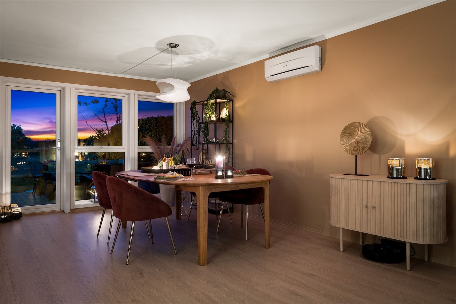 Stuen har store vindusflater som gir mye naturlig belysning og bidrar til en behagelig romfølelse. Galleribilde