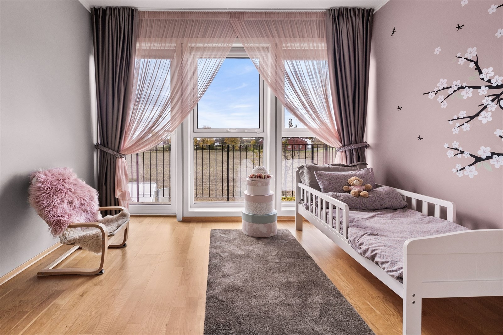 Soverommet i andre etasje har utgang til en fransk balkong gjennom et stort vindu med dørfunksjon. Galleribilde