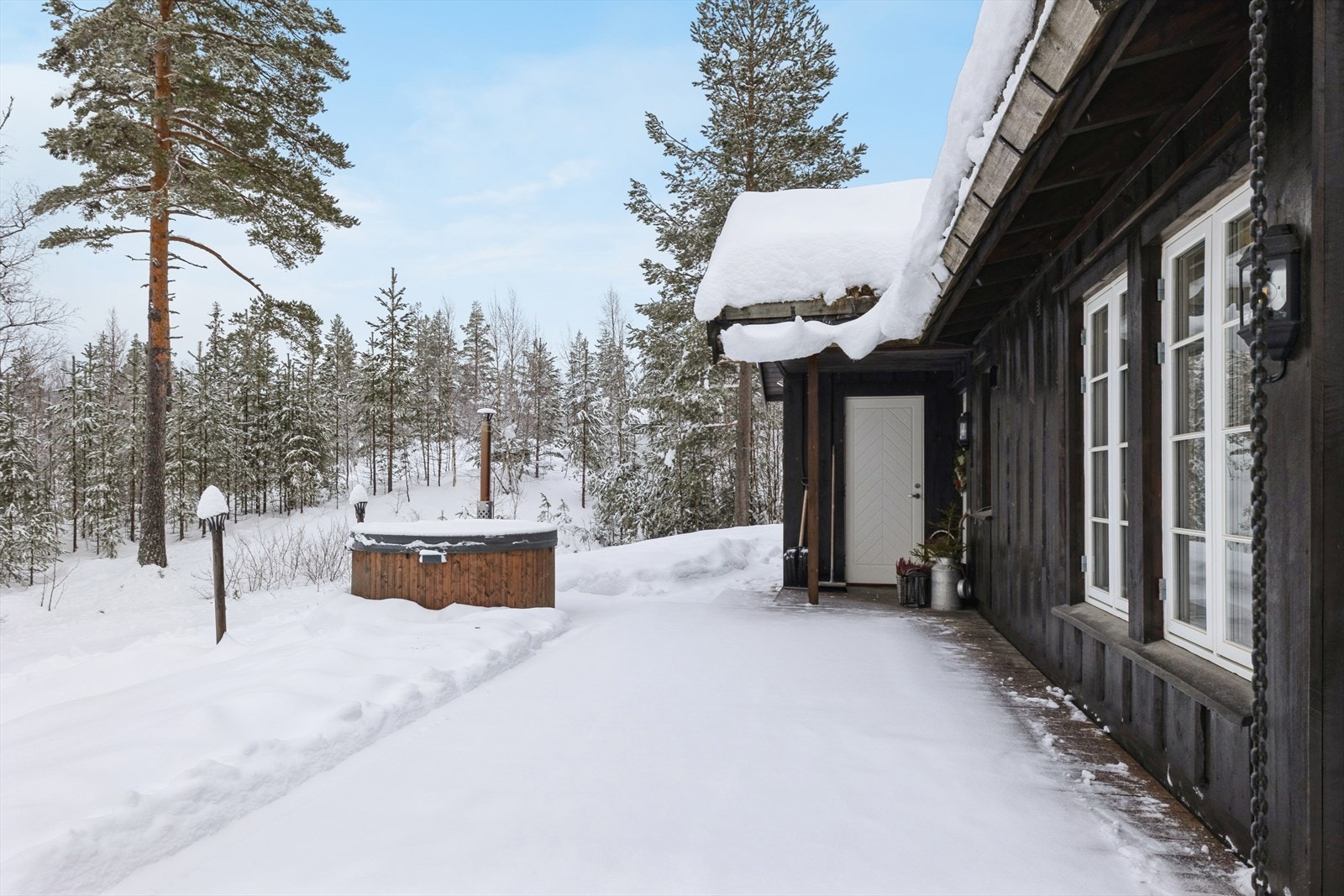 Inngangsparti med da vedfyrt badestamp rett utenfor døra Galleribilde