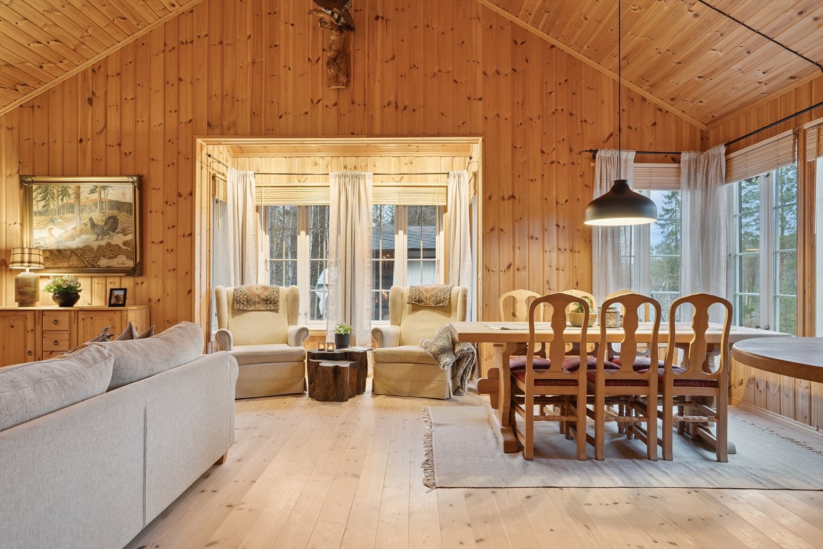 I spisestuen er det god plass til langbord med tilhørende stoler. Galleribilde