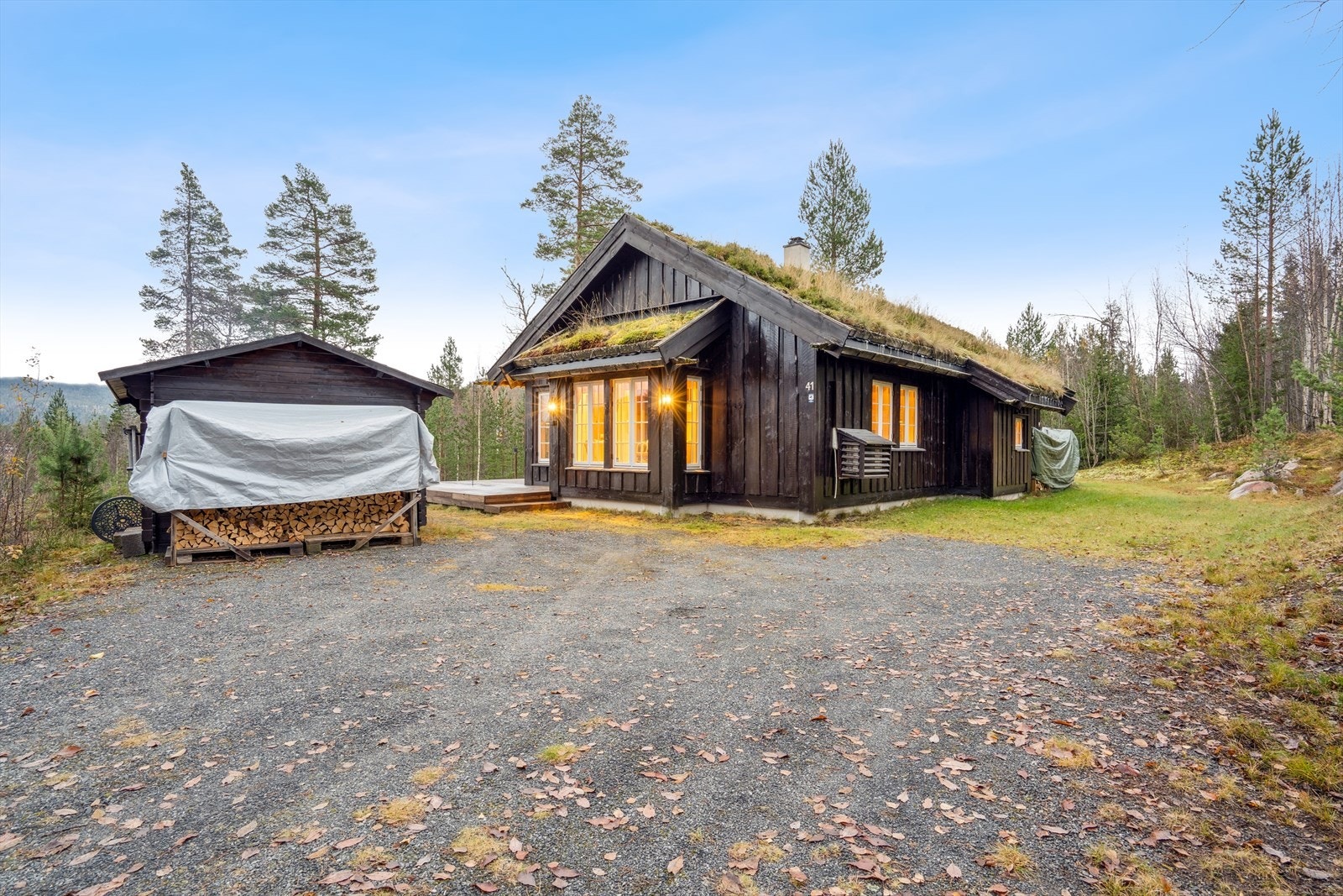 Det er parkeringsplass på gruset innkjøring på egen tomt. Galleribilde